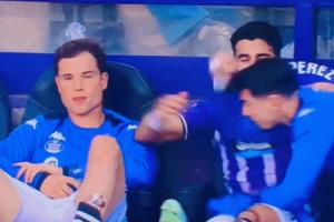 大内讧发生争执后，巴拉多利德球员在替补席拳打队友