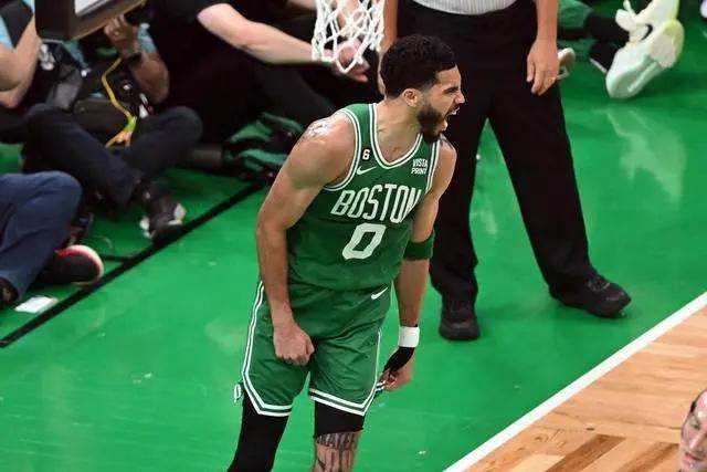 半岛体育-全场压制对手！凯尔特人反字母装甲增添新武器