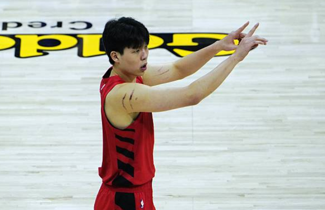 半岛体育官方网站-队记：杨瀚森在NBA赛场挣扎有三大原因 对他的长期未来仍充满信心