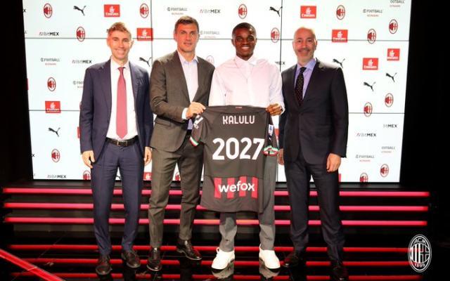 半岛体育-【人物】全新米兰的后防杰作，卡卢卢续约至2027